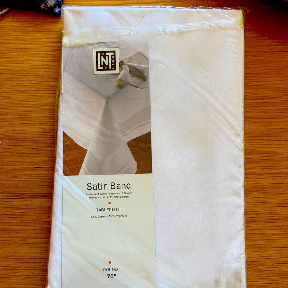 Nwt 70”round LNT home satan band ivory tablecloth
